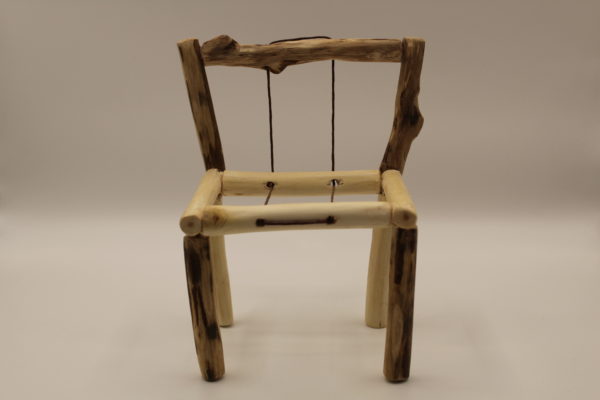 Rustikaler handgefertigter Miniatur Holzstuhl